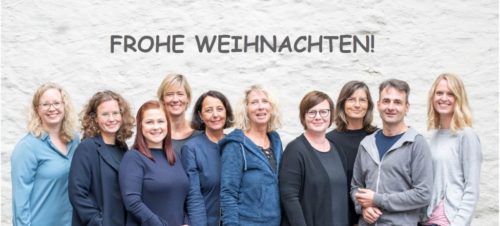 Frohe Weihnachten! Gruppenfoto mit Asbirg Griemert, Anja Pielsticker, Michèle Witte, Saskia Wolter, Renate Röllecke, Eva Kukuk,Tanja Kalwar, Christina Fangrad-Harms, Lajos Speck, Friederike von Gross