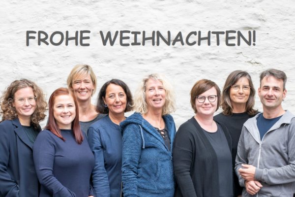 Frohe Weihnachten! Gruppenfoto mit Asbirg Griemert, Anja Pielsticker, Michèle Witte, Saskia Wolter, Renate Röllecke, Eva Kukuk,Tanja Kalwar, Christina Fangrad-Harms, Lajos Speck, Friederike von Gross