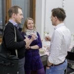 Foto vom medienpädagogischen Küchentalk #8. Björn Schreiber unterhält sich mit zwei Personen.