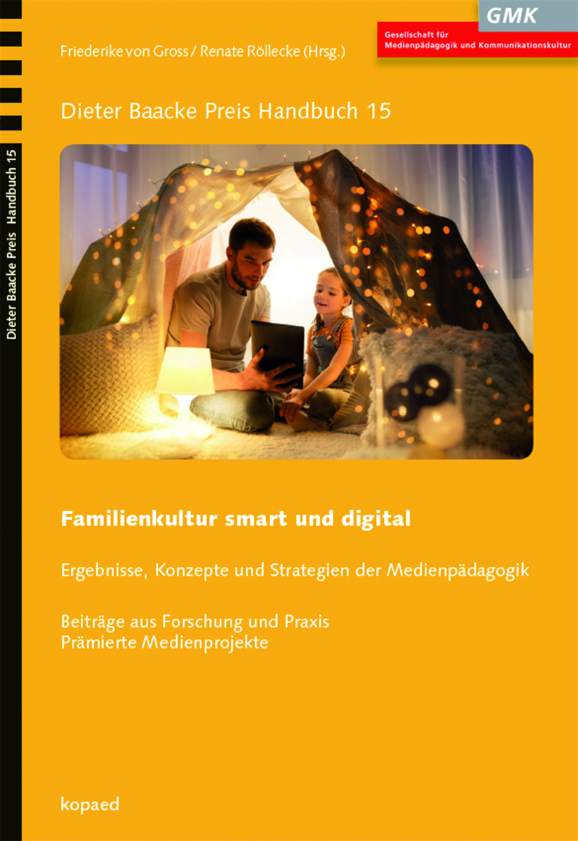 Buchcover Dieter Baacke Preis Handbuch 15 "Familienkultur smart und digital". Ergebnisse, Konzepte und Strategien der Medienpädagogik. Beiträge aus Forschung und Praxis - Prämierte Medienprojekte. Foto einer Höhle aus Decken und Kissen, welche mit Lichterketten geschmückt ist. In ihr sitzen ein Mann und ein junges Mädchen im Schneidersitz und betrachten ein Tablet.