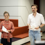 Foto vom Moderationsteam des medienpolitischen Küchentalks Kristin Narr und Björn Schreiber.