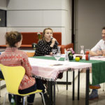 Foto vom medienpolitischen Küchentalk. Christina Dinar, Ferda Ataman, Kristin Narr und Björn Schreiber sitzen gemeinsam an einem Tisch.