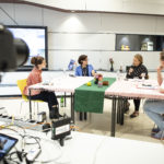 Foto vom medienpolitischen Küchentalk. Christina Dinar, Ferda Ataman, Kristin Narr und Björn Schreiber sitzen gemeinsam an einem Tisch.