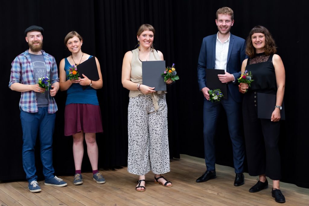 Foto der Preisträger und Preisträgerinnen des medius 2020. Henry Schaper, Franziska Schaper (1. Preis), Elena Frense (2. Preis), Tobias Titt und Sarah Spannruft (3. Preis)