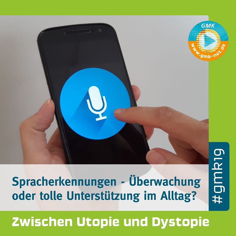 Kampagne Forum Kommunikationskultur 2019. Spracherkennungen - Überwachung oder tolle Unterstützung im Alltag? Foto eines Smartphones, auf dessen Display ein Mikrofon Icon abgebildet ist.
