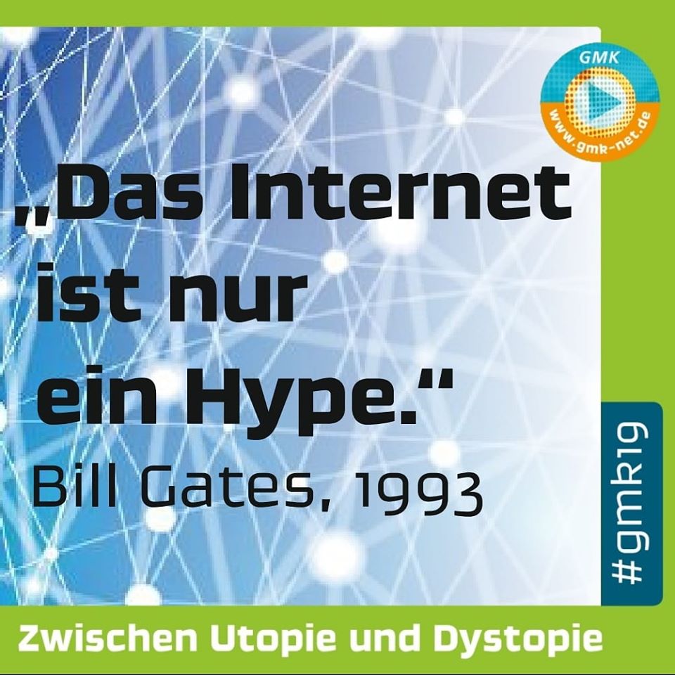 Kampagne Forum Kommunikationskultur 2019. Auf einem Foto, das netzartig verbundene Leuchtpunkten zeigt, steht das Zitat "Das Internet ist nur ein Hype" von Bill Gates aus dem Jahr 1993.