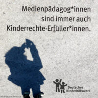 Medienpädagog*innen sind immer auch Kinderrechte-Erfüller*innen. Deutsches Kinderhilfswerk. Im Hintergrund ein Foto von Asphaltboden, auf den ein Schatten einer Person mit Smartphone in der Hand geworfen wird.