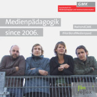 Auf einem Foto von vier Personen, welche an ein Geländer lehnen und nach unten in die Kamera schauen, steht "Medienpädagogik since 2006.“
