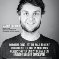 Foto von Marten Gerdnun mit dem Zitat "Medienbildung legt die Basis für eine informierte Teilhabe in modernen Gesellschaften und ist deshalb ein Grundpfeiler der Demokratie." von ihm.