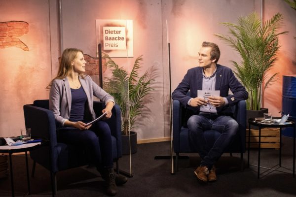 Foto des Moderationsteams Sissy Lorenz und Dirk Ludewig des Dieter Baacke Preises 2020, welches im NerdStar Studio in Bielefeld sitzt.