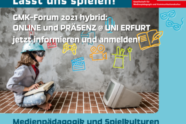 Lasst uns spielen! GMK-Forum 2021 hybrid: Online und Präsenz @ Uni Erfurt. Jetzt informieren und anmelden!, ein Kind sitzt auf dem Boden vor einem alten Computer Monitor und trägt dabei einen gebastelten Helm