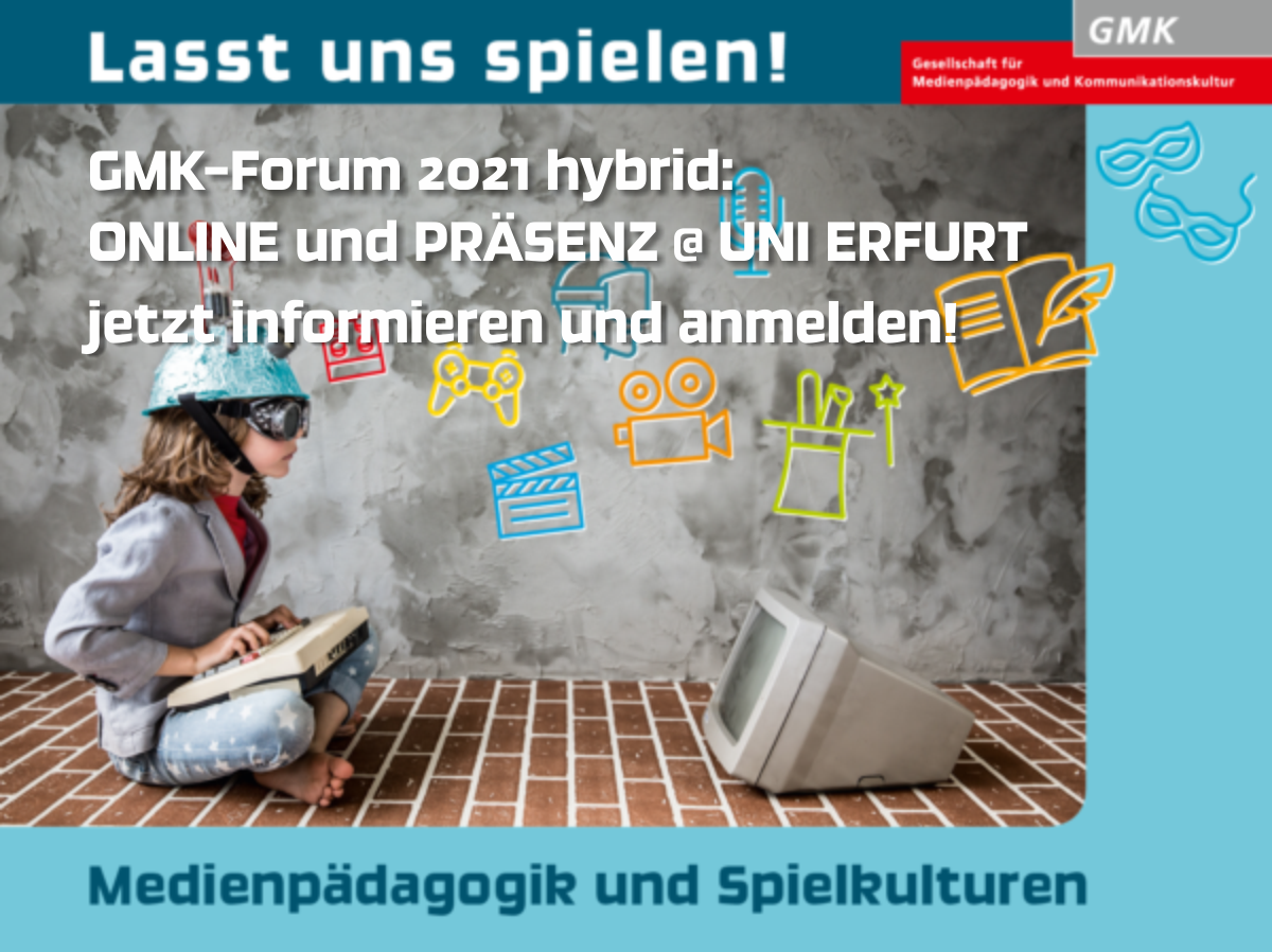 Lasst uns spielen! GMK-Forum 2021 hybrid: Online und Präsenz @ Uni Erfurt. Jetzt informieren und anmelden!, ein Kind sitzt auf dem Boden vor einem alten Computer Monitor und trägt dabei einen gebastelten Helm