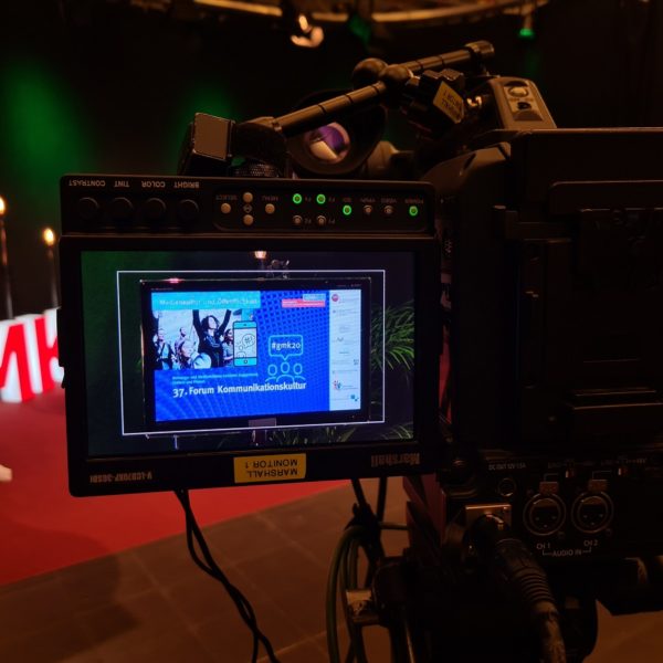 Foto des Displays einer Filmkamera, welcher das Startbild des Live-Übertragung des Forums Kommunikationskultur 2020 zeigt.