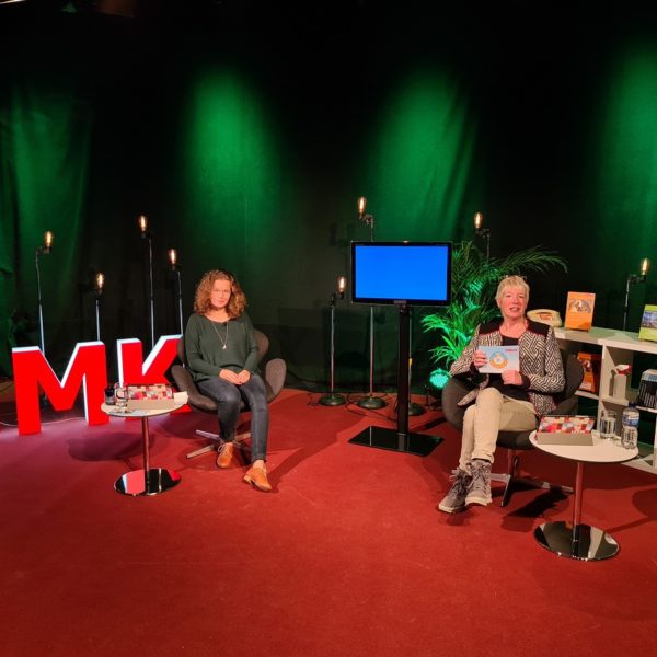 Foto des Studios des Forums Kommunikationskultur 2020. Im Studio sitzen Anja Pielsticker und Andrea Marten. Zwischen ihnen ist ein Fernsehbildschirm aufgebaut.