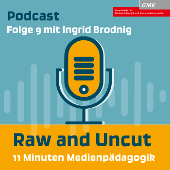 Keyvisual Podcast "Raw and Uncut - 11 Minuten Medienpädagogik" Folge 9 mit Ingrid Brodnig. Illustration eines orangenen Mikrofons auf blauem Hintergrund