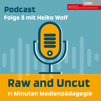 Keyvisual Podcast "Raw and Uncut - 11 Minuten Medienpädagogik" Folge 8 mit Heiko Wolf. Illustration eines orangenen Mikrofons auf blauem Hintergrund