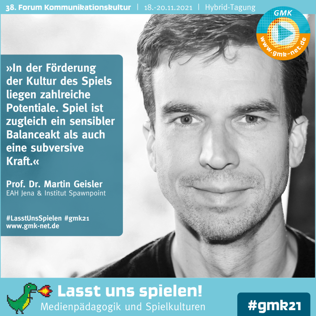 Kampagne für das 38. Forum Kommunikationskultur. Foto von Prof. Dr. Martin Geisler mit dem Zitat "In der Förderung der Kultur des Spiels liegen zahlreiche Potentiale. Spiel ist zugleich ein sensibler Balanceakt als auch eine subversive Kraft." von ihm.