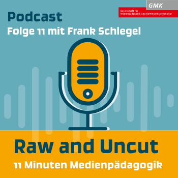 Keyvisual Podcast "Raw and Uncut - 11 Minuten Medienpädagogik" Folge 11 mit Frank Schlegel. Illustration eines orangenen Mikrofons auf blauem Hintergrund