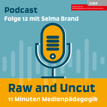 Keyvisual Podcast "Raw and Uncut - 11 Minuten Medienpädagogik" Folge 12 mit Selma Brand. Illustration eines orangenen Mikrofons auf blauem Hintergrund