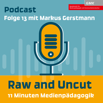 Keyvisual Podcast "Raw and Uncut - 11 Minuten Medienpädagogik" Folge 13 mit Markus Gerstmann. Illustration eines orangenen Mikrofons auf blauem Hintergrund
