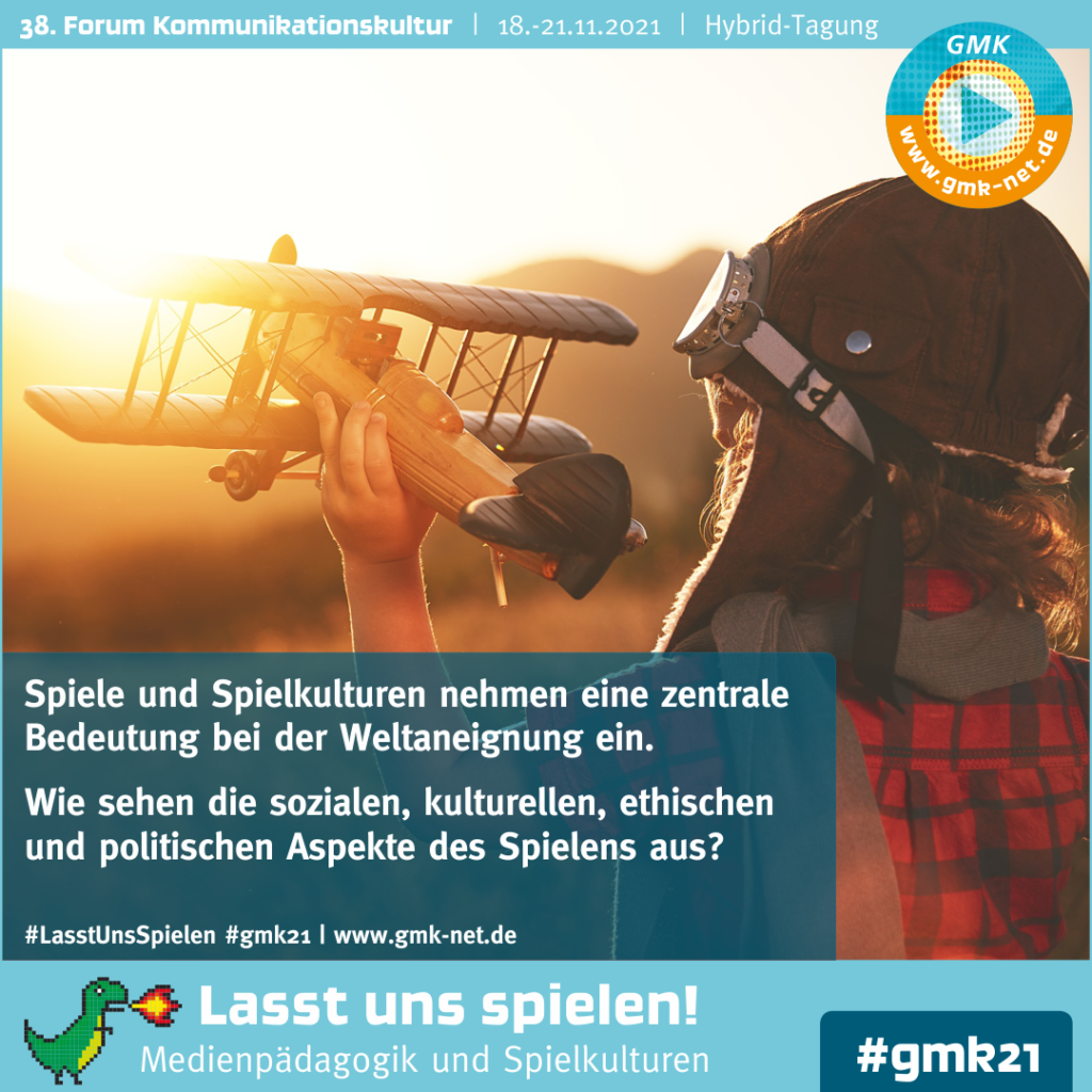 Kampagne für das 38. Forum Kommunikationskultur. Spiele und Spielkulturen nehmen eine zentrale Bedeutung bei der Weltaneignung ein. Wie sehen die sozialen, kulturellen, ethischen und politischen Aspekte des Spielens aus? Foto eines Kindes mit einem Spielzeugflugzeug, das eine Fliegermütze trägt.