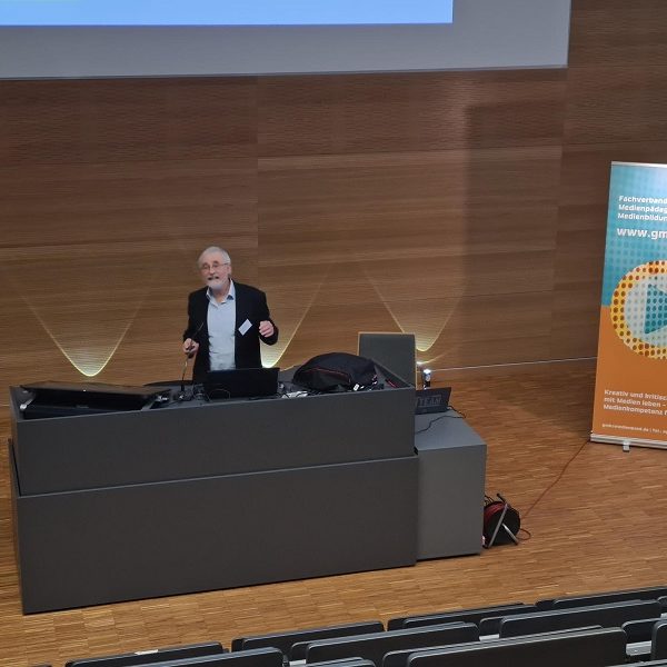 Foto von Prof. Dr. Franz Josef Röll während seines Vortrags auf dem Forum Kommunikationskultur 2021.