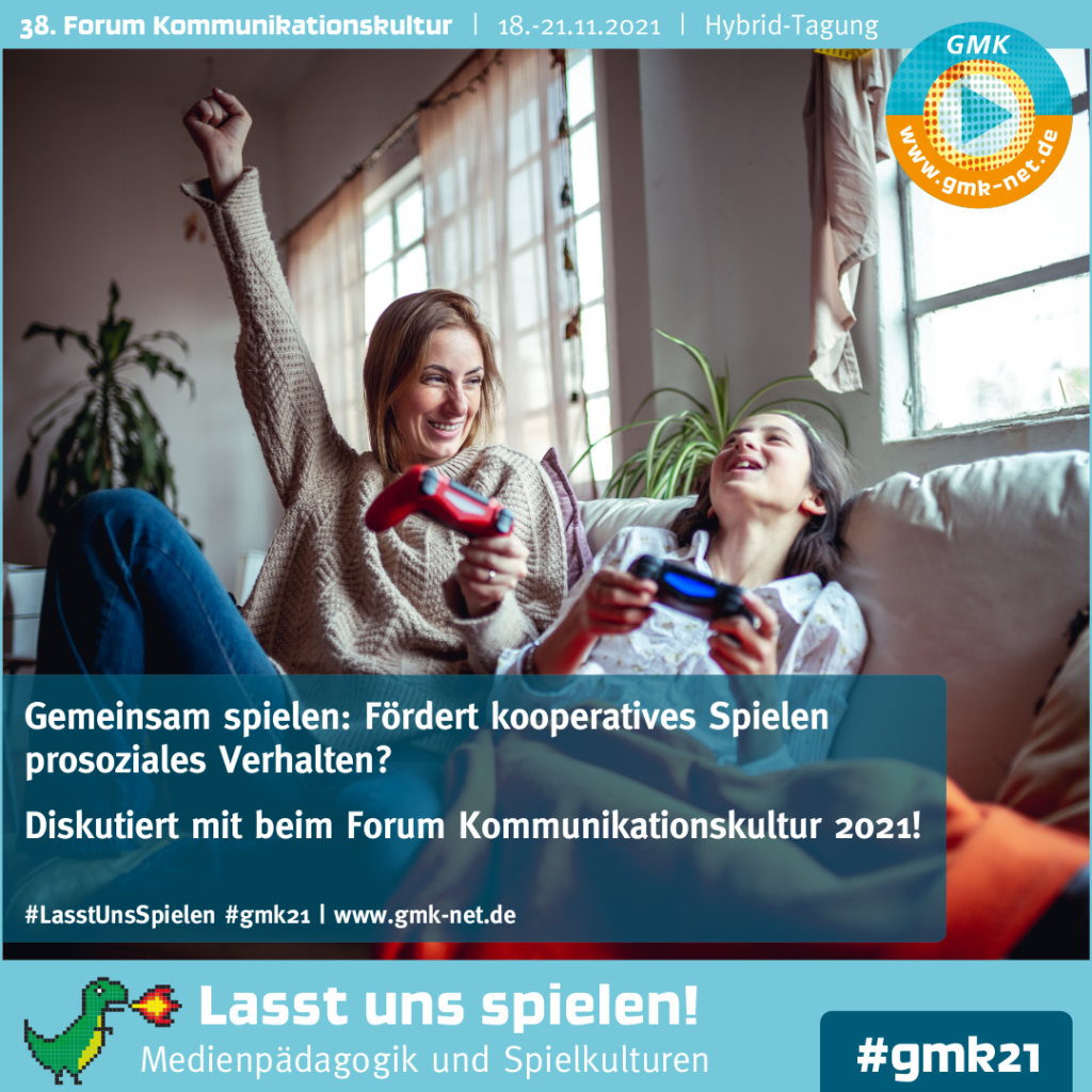 Gemeinsam spielen: Fördert kooperatives Spielen prosoziales Verhalten? Diskutiert mit beim Forum Kommunikationskultur 2021!, zwei Frauen sitzen lachend auf einem Sofa und halten Controller einer Spielkonsole in den Händen