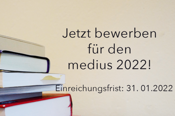 Keyvisual medius 2022 "Jetzt bewerben für den medius 2022! Einreichungsfrist: 31.01.2022", ein Stapel Bücher vor beigem Hintergrund