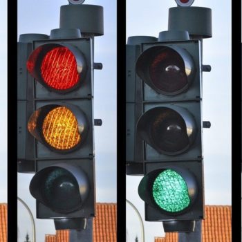 Auf dem Bild sind vier Ampeln zu sehen.
