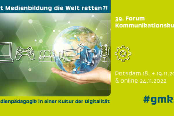 Keyvisual Forum Kommunikationskultur 2022 "Mit Medienbildung die Welt retten?!", Weltkugel auf Hand und verschiedene Medien