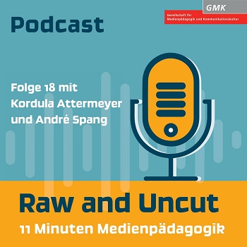 Keyvisual Podcast "Raw and Uncut - 11 Minuten Medienpädagogik" Folge 18 mit Kordula Attermeyer und André Spang. Illustration eines orangenen Mikrofons auf blauem Hintergrund