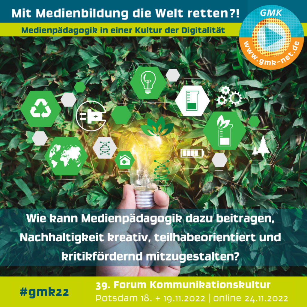 Forum Kommunikationskultur 2022 "Mit Medienbildung die Welt retten?!", Hand hält leuchtende Glühbirne, im Hintergrund Blätter