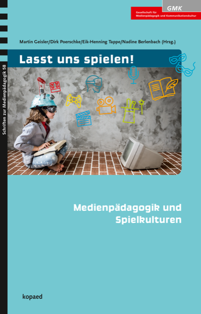 Lasst uns spielen! Medienpädagogik und Spielkulturen. Vorschau 2021. Die Gesellschaft für Medienpädagogik und Kommunikationskultur wünscht Ihnen ein kreatives und inspirierendes Jahr!, ein Kind sitzt auf dem Boden vor einem alten Computermonitor und trägt dabei einen gebastelten Helm