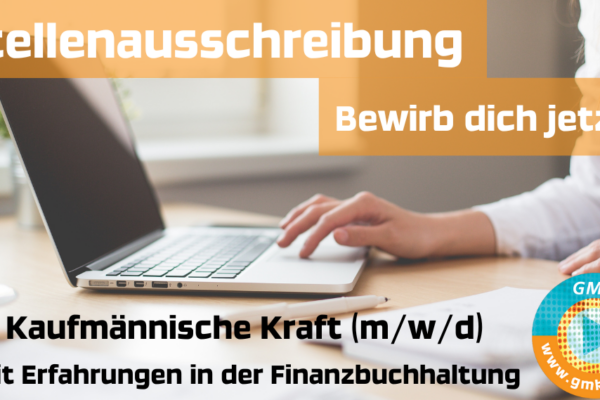 Stellenausschreibung: Kaufmännische Kraft; Laptop auf dem jemand schreibt