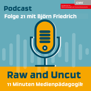 Keyvisual Podcast "Raw and Uncut - 11 Minuten Medienpädagogik" Folge 18 mit Kordula Attermeyer und André Spang. Illustration eines orangenen Mikrofons auf blauem Hintergrund