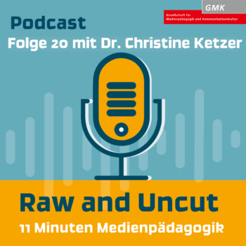 Keyvisual Podcast "Raw and Uncut - 11 Minuten Medienpädagogik" Folge 18 mit Kordula Attermeyer und André Spang. Illustration eines orangenen Mikrofons auf blauem Hintergrund
