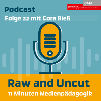 Keyvisual Podcast "Raw and Uncut - 11 Minuten Medienpädagogik" Folge 22 mit Cora Biess. Illustration eines orangenen Mikrofons auf blauem Hintergrund