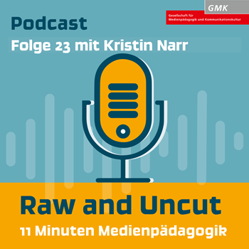 Keyvisual Podcast "Raw and Uncut - 11 Minuten Medienpädagogik" Folge 23 mit Kristin Narr. Illustration eines orangenen Mikrofons auf blauem Hintergrund