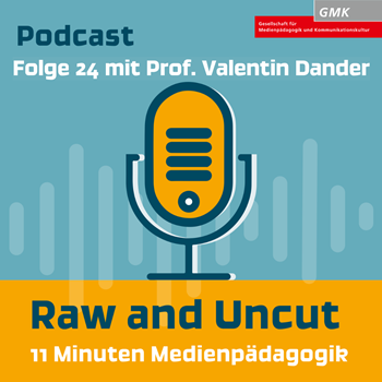 Keyvisual Podcast "Raw and Uncut - 11 Minuten Medienpädagogik" Folge 24 mit Prof. Dr. Valentin Dander. Illustration eines orangenen Mikrofons auf blauem Hintergrund