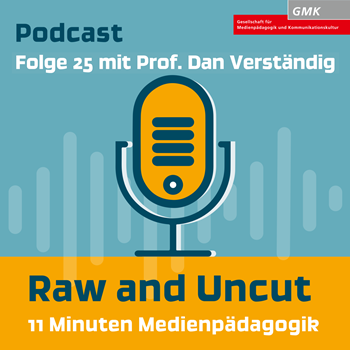 Keyvisual Podcast "Raw and Uncut - 11 Minuten Medienpädagogik" Folge 25 mit Prof. Dr. Dan Verständig. Illustration eines orangenen Mikrofons auf blauem Hintergrund