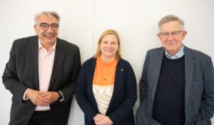 Jochen Fasco, Vorsitzender des GMK-Kuratoriums, sowie Sabine Süß und Jürgen Doetz, stellvertretenden Vorsitzende des GMK-Kuratoriums (von links nach rechts)