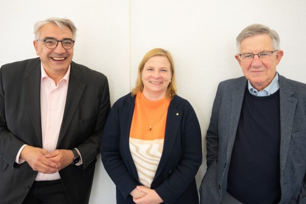 Jochen Fasco, Vorsitzender des GMK-Kuratoriums, sowie Sabine Süß und Jürgen Doetz, stellvertretenden Vorsitzende des GMK-Kuratoriums (von links nach rechts)