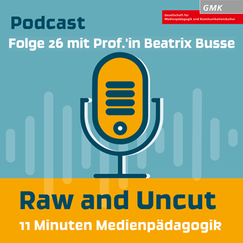 Keyvisual Podcast "Raw and Uncut - 11 Minuten Medienpädagogik" Folge 26 mit Prof.'in Beatrix Busse. Illustration eines orangenen Mikrofons auf blauem Hintergrund.
