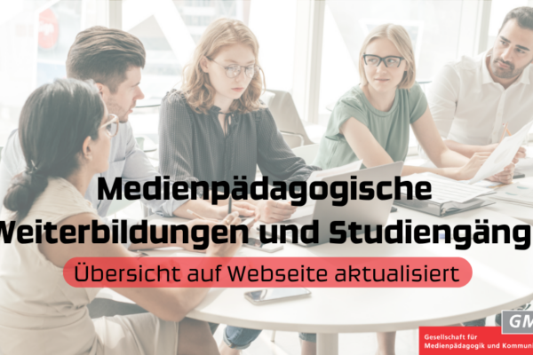 Zwei Männer und drei Frauen diskutieren an einem Tisch mit Laptop und Arbeitsmaterialien.