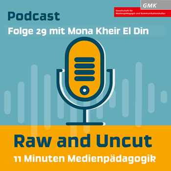 Keyvisual Podcast "Raw and Uncut - 11 Minuten Medienpädagogik" Folge 29 mit Mona Kheir El Din. Illustration eines orangenen Mikrofons auf blauem Hintergrund.