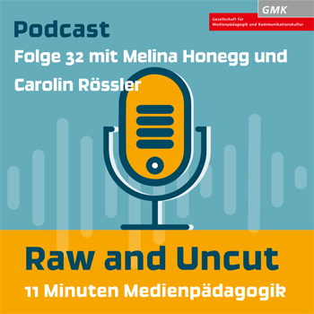 Keyvisual Podcast "Raw and Uncut - 11 Minuten Medienpädagogik" Folge 32 mit Melina Honegg und Carolin Rössler. Illustration eines orangenen Mikrofons auf blauem Hintergrund.