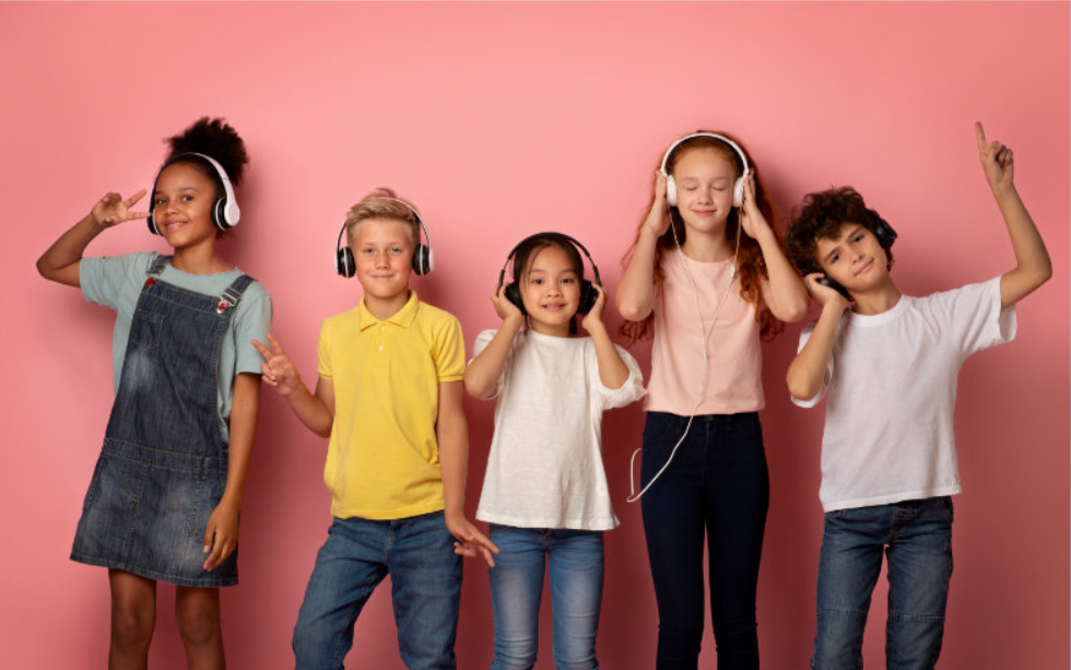 Fünf Kinder mit Kopfhörern