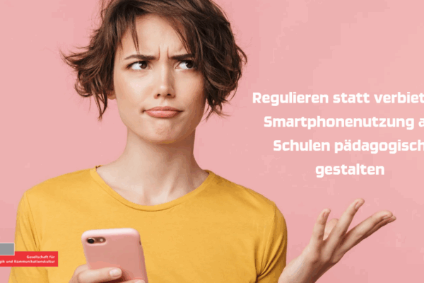 Frau mit Smartphone in der Hand