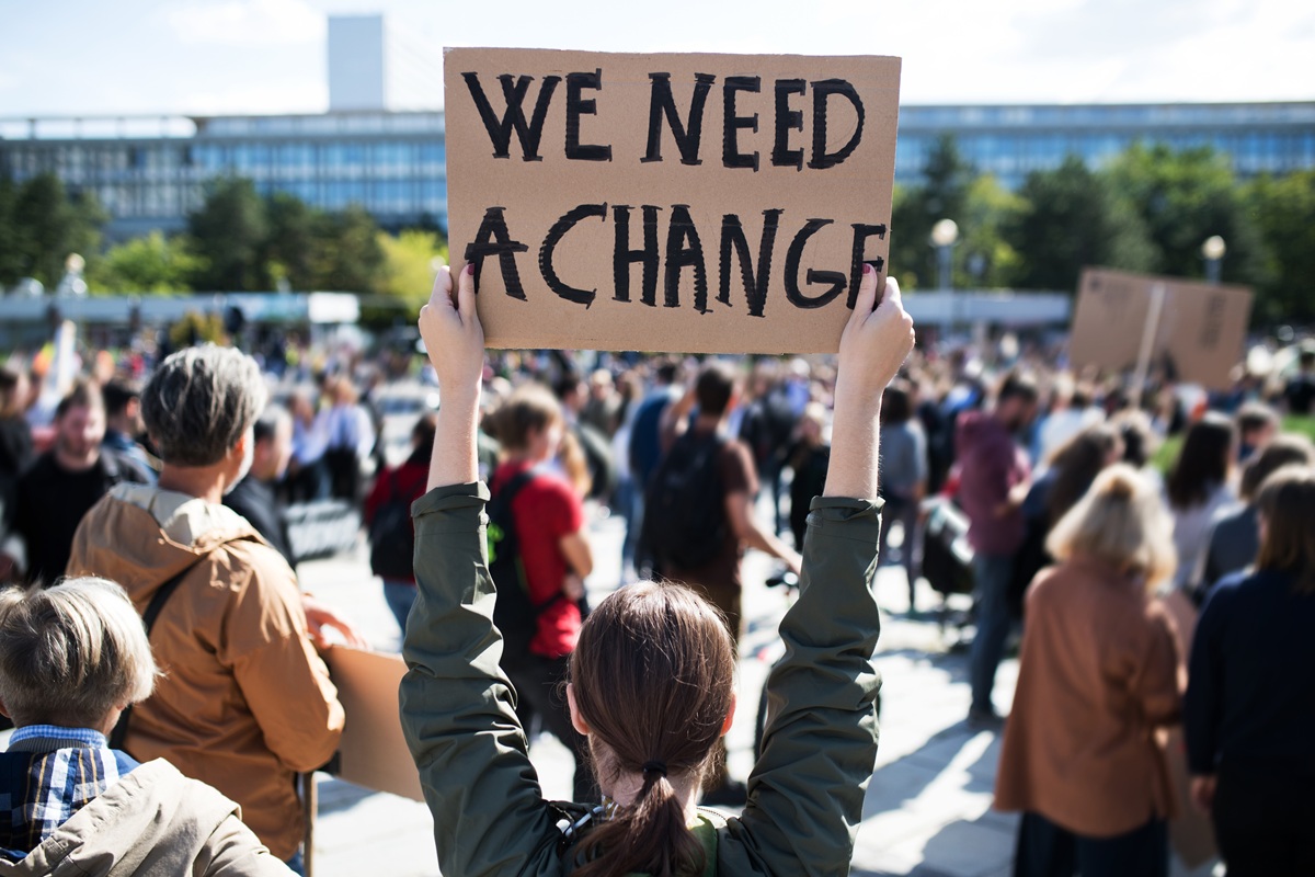 Eine Rückansicht von Menschen mit Plakaten und Plakaten zum globalen Streik für den Klimawandel.