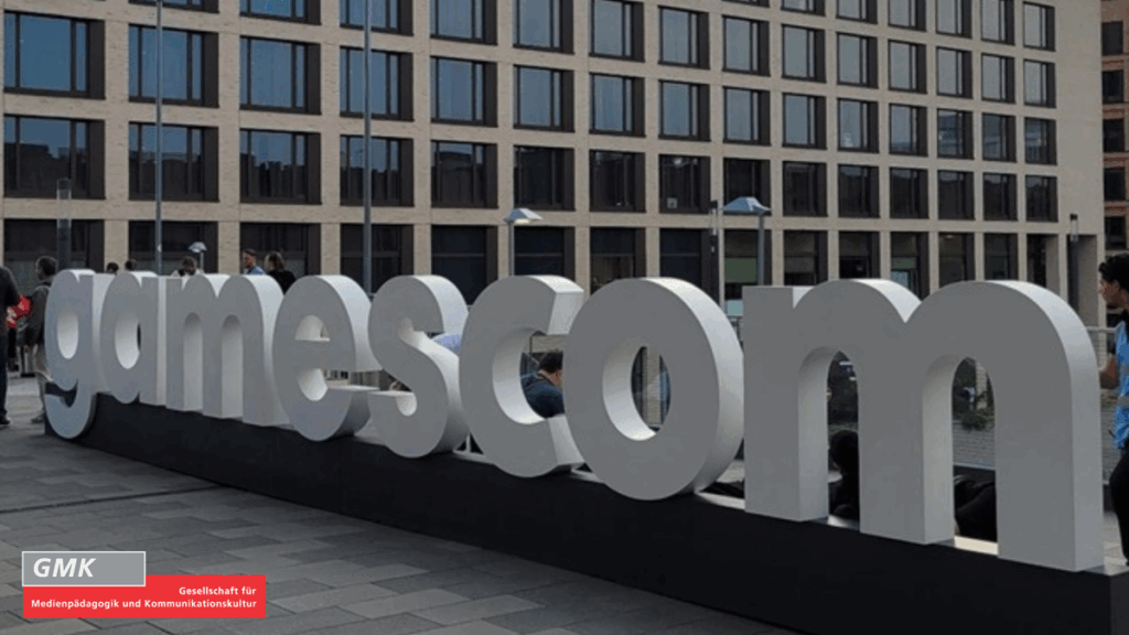 gamescom-Buchstaben vor Messegebäude